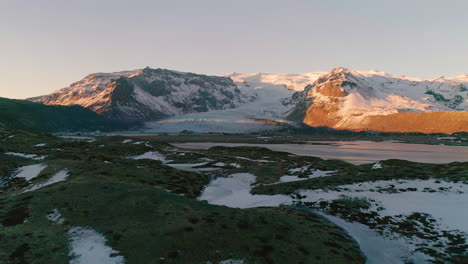Skaftafell-nationalpark-luftaufnahme,-Die-In-Richtung-Island-Hvannadalshnúkur-gletscherberge-Fliegt