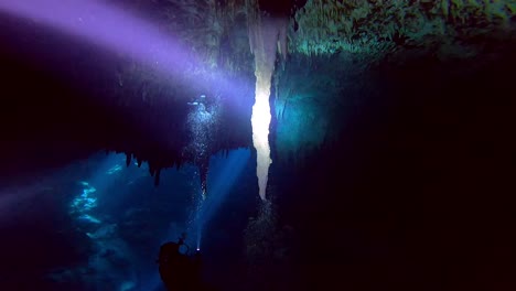 Große-Stalaktiten-In-Einer-Unterwasserhöhle-30fps