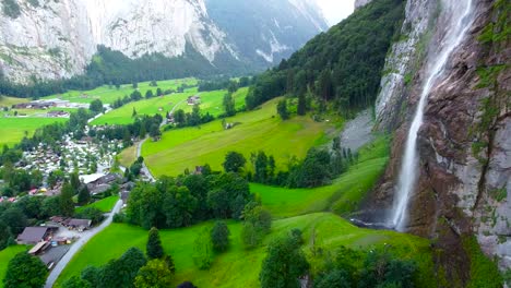 Lauterbrunnen-Stadtbild-Und-Wasserfall-Drohne-Luftaufnahme-über-Den-Schweizer-Bergen-In-Den-Alpen