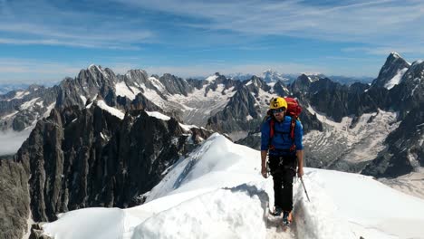 Chamonix,-Frankreich,-22.-August-2022:-Alpinisten-Erreichen-Die-Spitze-Der-Aiguille-Du-Midi,-Chamonix,-In-Den-Schweizer-Alpen