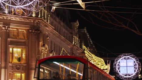 Weihnachtsdekorationen-Auf-Londoner-Straßen-Mit-Doppeldeckern,-Die-Eine-Lichtertour-Fahren