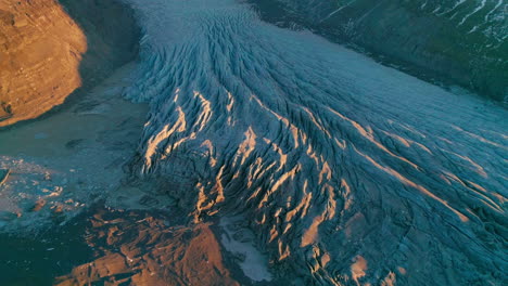 Skaftafell-Glacier-sunrise-curving-vatnajökull-national-park-glacier-reveals-mountain-range,-Aerial-view