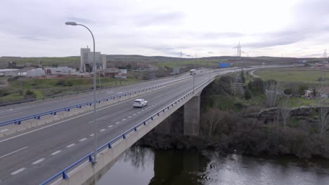 Verkehr-Auf-Der-Brückenstraße-über-Den-Fluss-In-Salamanca,-Spanien