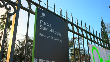 Sign-On-The-Steel-Fence-At-The-Entrance-Of-Parcs-Saint-Nicolas-In-Angers,-France