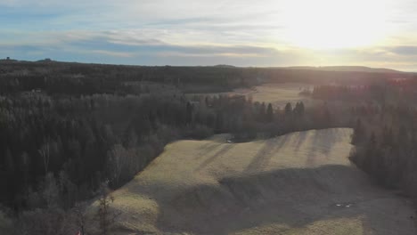 Drone-Disparó-Sobre-Campo-Con-Pendiente-En-Suecia-En-Invierno