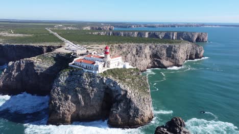 Drohne-Fliegt-über-Den-Berühmten-Leuchtturm-Am-Cabo-Sao-Vicente-In-Der-Nähe-Von-Sagres-An-Der-Algarve,-Schönes-Sonniges-Wetter