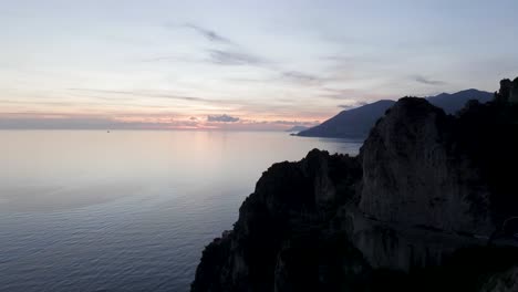 Amalfi,-Italien-Küstenlinie-Antenne-Von-Rechts-Nach-Links-Nach-Unten