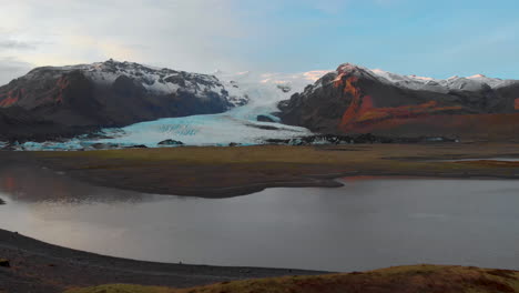 Islandia-Glaciar-Hvannadalshnúkur-Vista-Aérea-Hacia-Atrás-A-Través-Del-Paisaje-Del-Parque-Nacional-Skaftafell