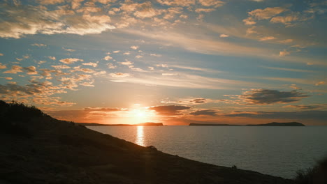 Ibiza-Sonnenuntergang-Im-Zeitraffer-Mit-Blick-über-Das-Wasser