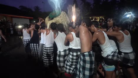 Balinesische-Männer-Feiern-Galungan-Kuningan