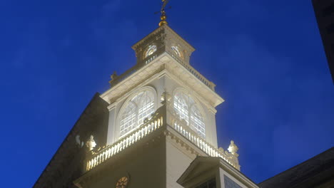 Torre-De-La-Histórica-Antigua-Casa-Estatal-En-Boston-Iluminada-Por-La-Noche