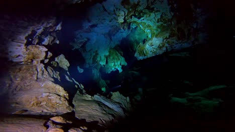 Tauchen-Durch-Eine-Dunkle-Unterwasserhöhle-30-Fps