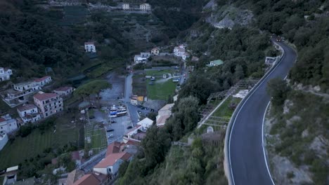 Die-Kurven-Der-Amalfi-Küste-Geradeaus