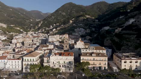 Minori,-Campania-Amalfi-Coast-up-from-the-sea-to-the-city