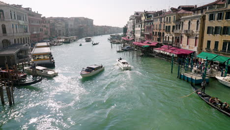 Barcos-Y-Góndolas-Navegando-En-El-Gran-Canal,-Vista-Desde-El-Puente-De-Rialto-En-Venecia,-Italia---Ancho