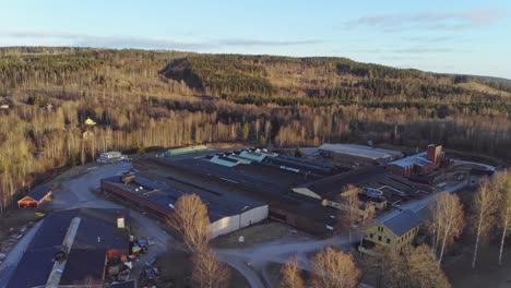 Drone-Elevándose-Sobre-El-Edificio-De-La-Industria-En-Bongbro,-Suecia