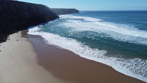 Drone-Vuela-Sobre-La-Playa-De-Telheiro-Cerca-De-Sagres-En-Algarve,-Clima-Soleado-Perfecto