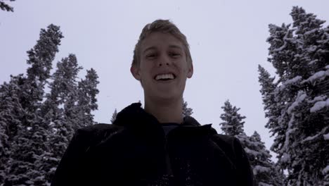 Excursionista-En-Banff,-Alberta,-Canadá,-Temporada-De-Nieve,-4k