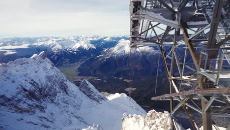 In-Der-Seilbahngondel-Auf-Einem-Verschneiten-Winterberg-In-Den-Alpen-Auf-Der-Zugspitze
