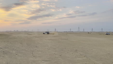Ein-Weißer-Geländewagen,-Der-Bei-Sonnenuntergang-Im-Wüstensand-Im-Kreis-Treibt