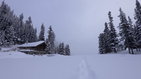 Cabaña-En-El-Parque-Nacional-De-Banff,-Lago-Agnes,-Invierno,-4k