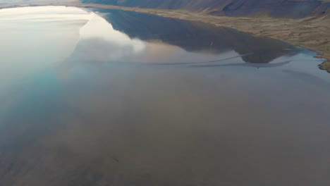 Stokksnes-Icy-Icelandic-Ocean-Vista-Aérea-Embaldosado-Hasta-El-Reflejo-Reflejado-De-La-Montaña-Vestrahorn,-Höfn