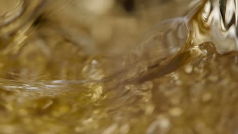Goldene-Flüssigkeit-Wird-In-Super-Slowmotion-In-Ein-Glas-Gegossen