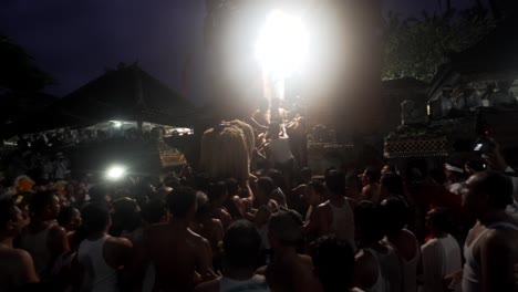 a-big-crowd-of-people-celebrates-Galungan-Kuningan
