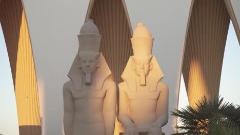 El-Gouna,-Egipto,-Centro-Cultural-Y-De-Conferencias-De-Gouna-Al-Atardecer,-Que-Fue-Diseñado-Para-Ser-Un-Destino-Cultural-Emblemático-Para-La-Ciudad-Turística