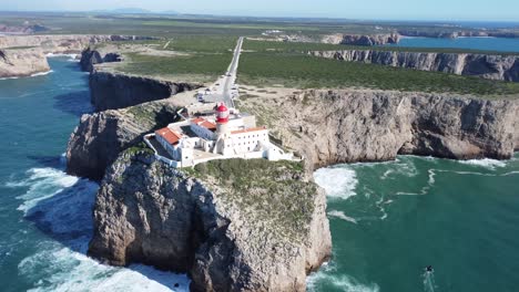 Drohne-Kreist-Um-Den-Berühmten-Leuchtturm-Am-Cabo-Sao-Vicente-In-Der-Nähe-Von-Sagres-In-Portugal,-Perfektes-Sonniges-Wetter
