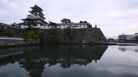 Castillo-De-Imabari-En-Ehime,-Shikoku,-Japón-Reflejado-En-El-Foso-Del-Castillo