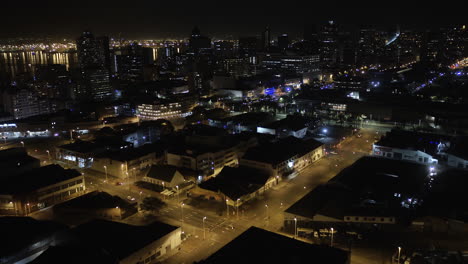 Antenne-Dorne-über-Dem-Stadtzentrum-Von-Durban-Bei-Nacht-Mit-Leeren-Straßen