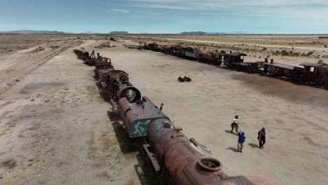 Train-Cemetery,-Salar-de-Uyuni,-Uyuni-Region,-Bolivia