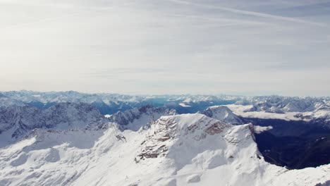 Antenne-Eines-Gletschers-Umgeben-Von-Schneebedeckten,-Dramatischen-Bergen-In-Den-Alpen