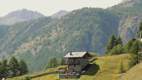 Bergchalet-In-Den-Italienischen-Alpen