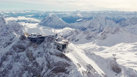 Antenne-Eines-Dramatischen-Berggipfels-Mit-Gletscher-Im-Hintergrund-Und-Einem-Gebäude-An-Der-Spitze
