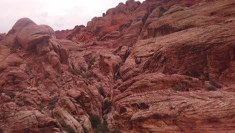 Cardán-Inclinándose-Hacia-Arriba-Tiro-De-Una-Ruta-De-Escalada-En-Roca-En-Red-Rock-Canyon,-Nevada