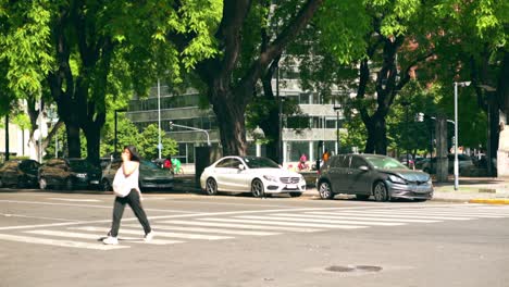Fußgänger-Und-Fahrzeuge-Auf-Der-Straße-In-Puerto-Madero,-Buenos-Aires,-Argentinien