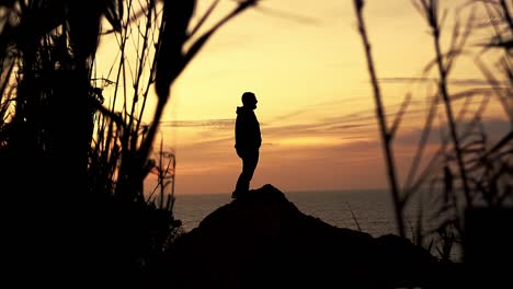 Silhouette-Eines-Mannes-Auf-Einem-Hügel-Bei-Sonnenuntergang,-Goldene-Stunde