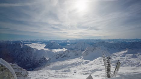 Vista-Sobre-Una-Baranda-Y-Un-Mástil-De-Radio-Sobre-Un-Glaciar-Y-Los-Alpes-Europeos-En-Un-Día-Soleado