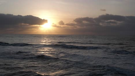 Watch-as-the-sun-sets-over-the-ocean-in-this-breathtaking-video