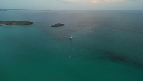 Einsames-Segelboot-Vor-Der-Insel