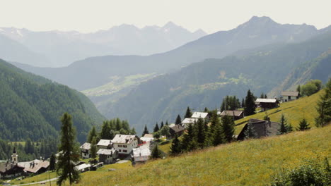 Sommertag-In-Einem-Kleinen-Dorf-In-Den-Italienischen-Alpen