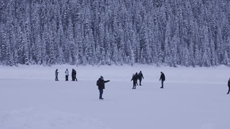 Lake-Louise,-Winteraktivitäten,-Eislaufen,-4k