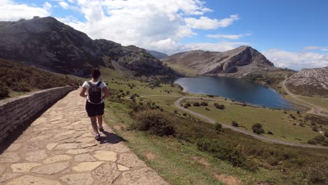 Hiking-in-Lagos-de-Covadonga-or-Covadonga-Lakes,-surrounded-by-mountains,-lakes-and-cows,-in-Spain