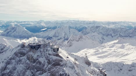 Luftannäherung-An-Den-Gipfel-Eines-Schneebedeckten-Berges,-Während-Die-Gondel-Der-Seilbahn-Einfährt