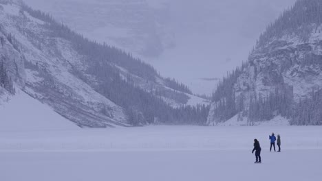 Schlittschuhläufer-Auf-Dem-Zugefrorenen-Lake-Louise-Winter,-4k
