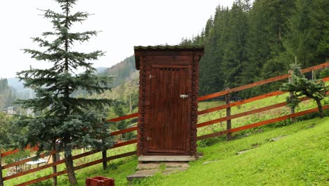 Traditionelle-Holztoilette-Am-Hang.---Statisch