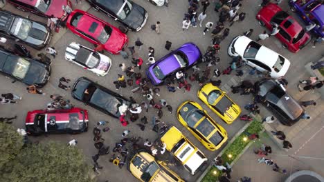 Luftaufnahme-Aus-Der-Vogelperspektive-Von-Menschen,-Die-An-Der-Pakwheels-Autoshow-In-Karatschi-Teilnehmen