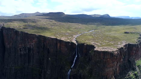 Aerial-drone-of-Tugela-falls-on-the-border-of-Lesotho-and-South-Africa,-Highest-waterfall-in-the-world
